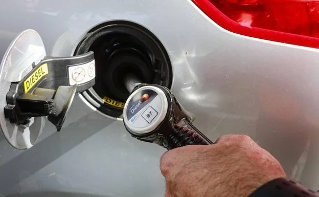 La bajada de los carburantes ha contribuido al descenso de la tasa anual.