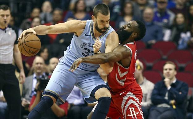 Marc Gasol, presionado por Harden. 