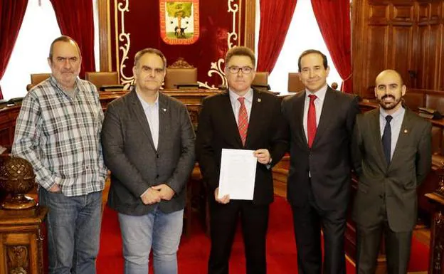 Los representantes de PSE, PNV, PP y Ciudadanos en el Ayuntamiento con el alcalde, Imanol Landa. 