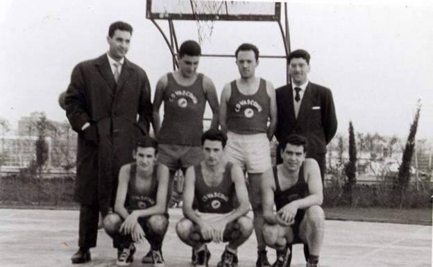 Equipo de 1959 con José Antonio Mandojana, Mikel Knörr, Vicente Elejalde y Jesús Peña (arriba), e Iñaki Añua, Ignacio Elejalde y Fernando Vozmediano. 