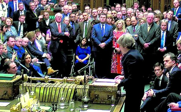 La primera ministra británica, Theresa May, se dirige a los miembros del Parlamento después de la votación del Acuerdo de Salida.