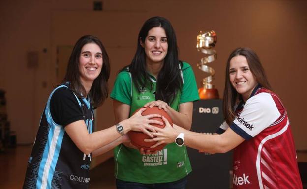 Iulene Olabarria (Gipuzkoa), Laura Pardo (Araski),y Juana Molina (Gernika) posan tras el sorteo de la Copa de la Reina. 