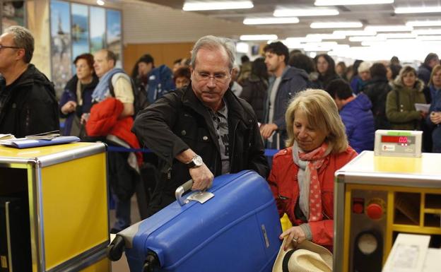 Pasajeros facturan su equipaje en el aeropuerto de Foronda.