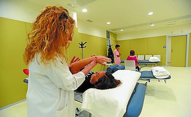 Una paciente recibe tratamiento en la unidad de rehabilitación del hospital eibarrés.