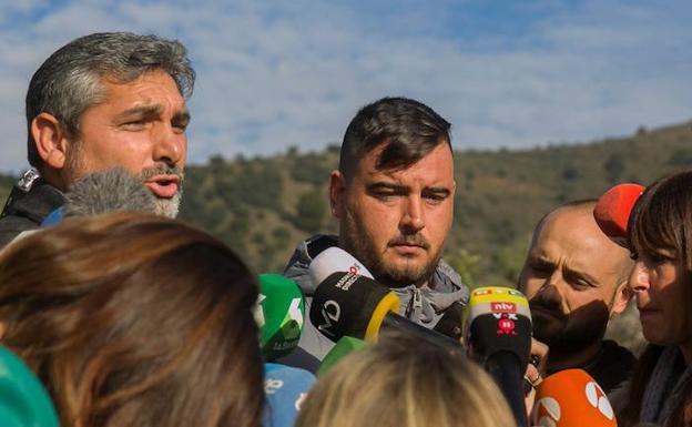 El padre de Julen comparece ante los medios en compañía de Juan José Cortés.