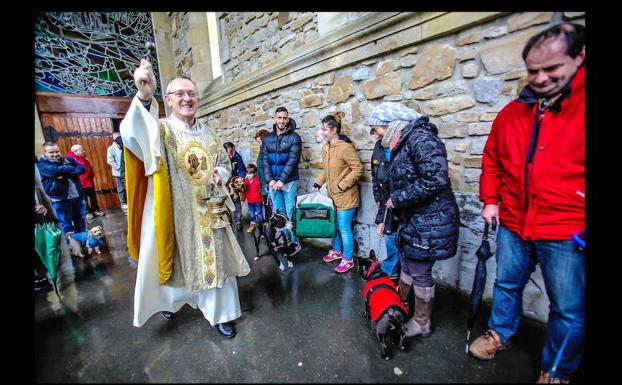 La bendición de mascotas se llevará a cabo mañana y el domingo en el santuario de Urkiola. 