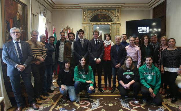 A la presentación del vídeo han acudido los organizadores de muchas de las actividades que se organizarán este 2019 en Vitoria.