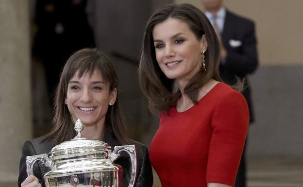 La reina Letizia hace entrega del premio que lleva su nombre a la karateca Sandra Sánchez.