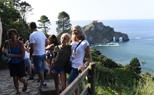 Turistas, en el entorno de la ermita de Bermeo