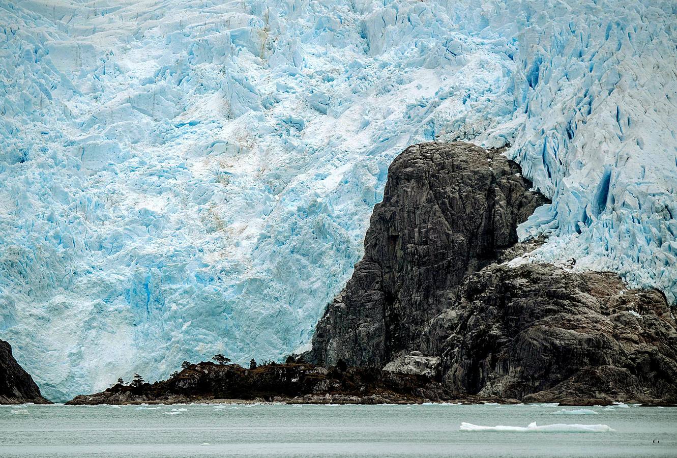 El fiordo Seno Ballena, en la región de Magallanes, al sur de Chile, es un verdadero laboratorio natural, único en el mundo. Un grupo de científicos analiza las características de sus aguas en estas fechas invernales con el objeto de conocer con detalle los efectos del cambio climático sobre diferentes organismos marinos. En las imágenes vemos el glaciar de Santa Inés y la isla de Carlos III, en Punta Arenas.