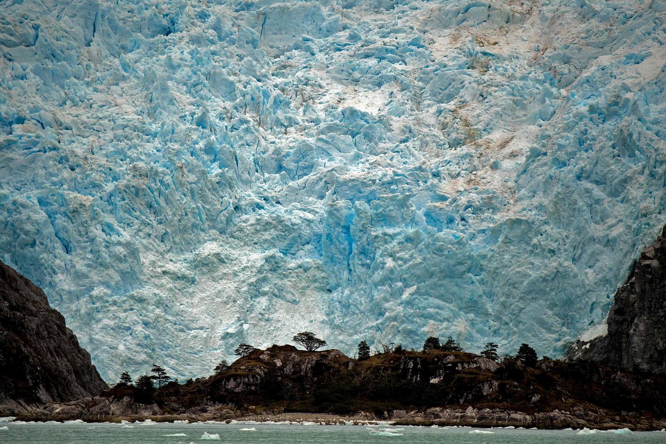 El fiordo Seno Ballena, en la región de Magallanes, al sur de Chile, es un verdadero laboratorio natural, único en el mundo. Un grupo de científicos analiza las características de sus aguas en estas fechas invernales con el objeto de conocer con detalle los efectos del cambio climático sobre diferentes organismos marinos. En las imágenes vemos el glaciar de Santa Inés y la isla de Carlos III, en Punta Arenas.