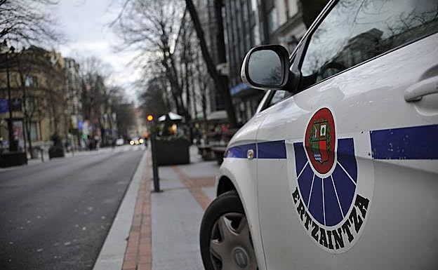 Interceptan a dos ladrones que se dieron a la fuga en un coche robado tras desvalijar un bar en Vitoria