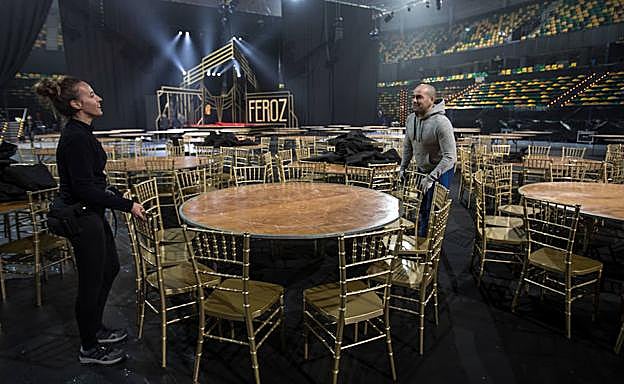 Operarios se afanan en el montaje de la gala de los Premios Feroz en Miribilla.