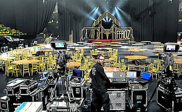 La cancha del Bilbao Arena ha sido tomada por medio centenar de mesas y un escenario de aires art decó.