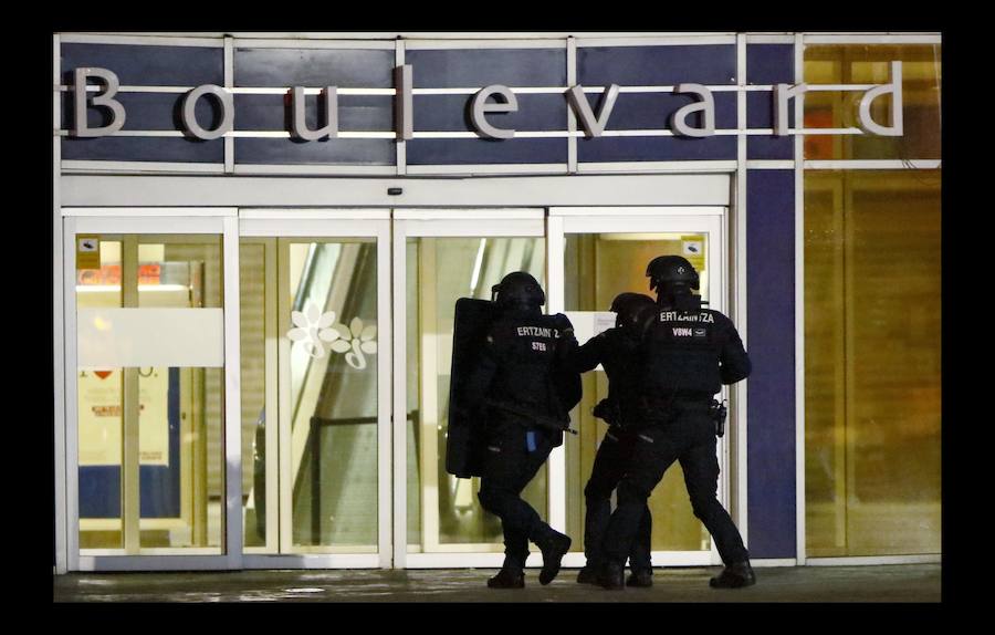El complejo comercial vitoriano acoge la mayor simulación de un ataque islamista realizado en el País Vasco hasta la fecha. Participan casi medio millar de personas entre policías, sanitarios, bomberos y figurantes