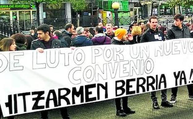 Protestas. Profesores de diferentes centros concertados de Euskadi se concentraron ayer frente a los propios colegios para reclamar un convenio «digno». 