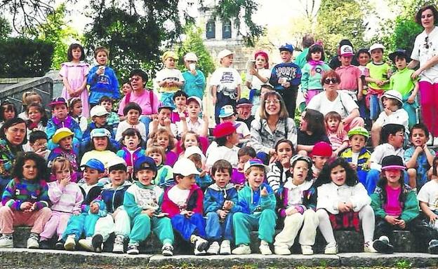 Excursión de los alumnos nacidos en los años 1987, 88 y 89 al santuario de La Antigua (Orduña), en 1993. 