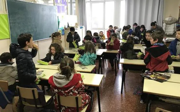 Estudiantes de la ikastola de Bermeo que participaron en la campaña 'Un bocadillo en la mochila'. 