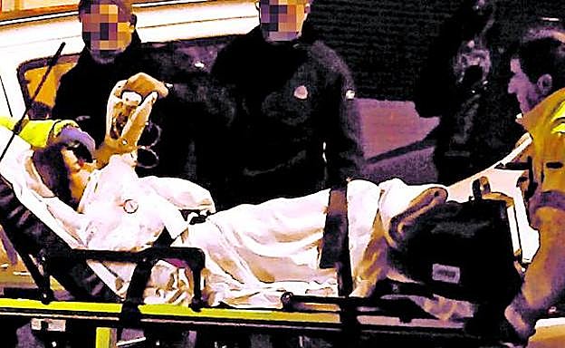 Sanitarios trasladan a Basurto a la mujer hallada inconsciente, tras conseguir sacarla de una parada cardíaca.