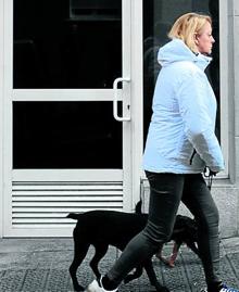 Imagen secundaria 2 - La vivienda precintada por orden judicial y la calle George Steer, entre Atxuri y Ollerías, donde se produjeron los hechos. 