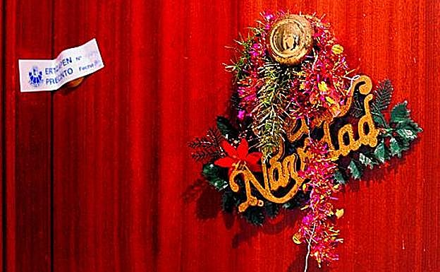 Imagen principal - La vivienda precintada por orden judicial y la calle George Steer, entre Atxuri y Ollerías, donde se produjeron los hechos. 