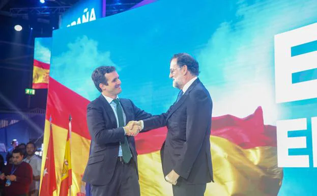 El expresidente del gobierno Mariano Rajoy y el presidente del PP Pablo Casado, en la inauguración de la convención del Partido Popular.