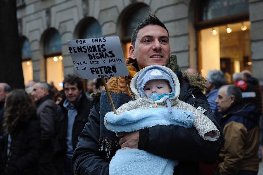 Un año después de la histórica manifestación de los pensionistas, sus reivindicaciones siguen presentes. Miles de ellos han marchado esta tarde por las calles de Bilbao para exigir la subida conforme al IPC y el incremento de las prestaciones mínimas.