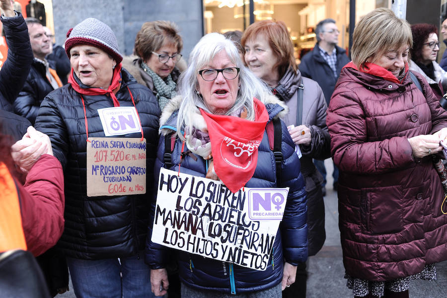 Un año después de la histórica manifestación de los pensionistas, sus reivindicaciones siguen presentes. Miles de ellos han marchado esta tarde por las calles de Bilbao para exigir la subida conforme al IPC y el incremento de las prestaciones mínimas.