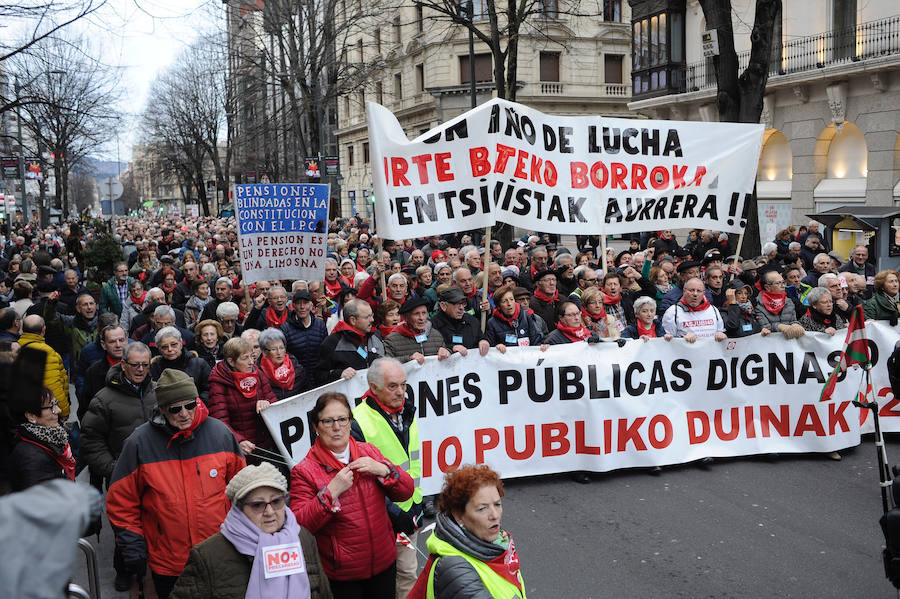 Un año después de la histórica manifestación de los pensionistas, sus reivindicaciones siguen presentes. Miles de ellos han marchado esta tarde por las calles de Bilbao para exigir la subida conforme al IPC y el incremento de las prestaciones mínimas.