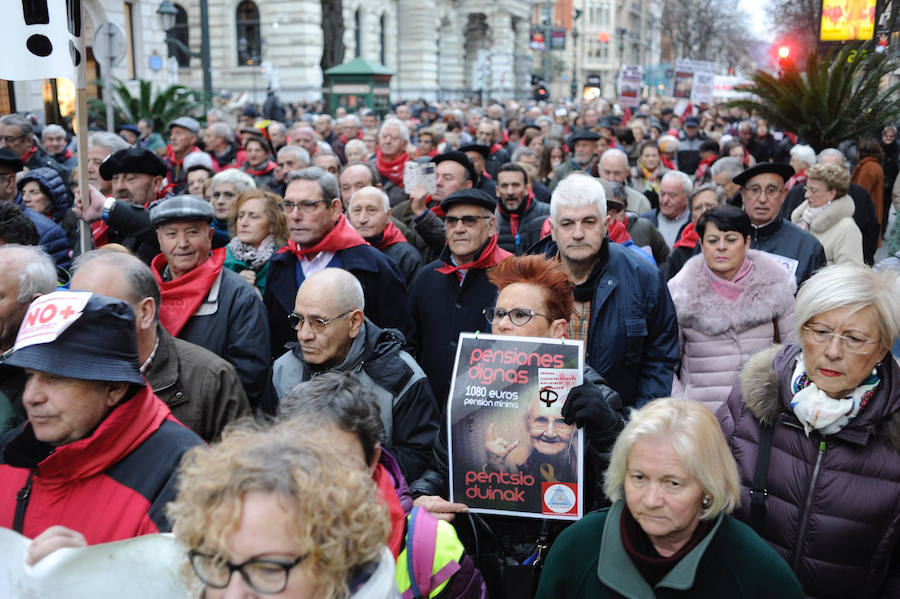 Un año después de la histórica manifestación de los pensionistas, sus reivindicaciones siguen presentes. Miles de ellos han marchado esta tarde por las calles de Bilbao para exigir la subida conforme al IPC y el incremento de las prestaciones mínimas.