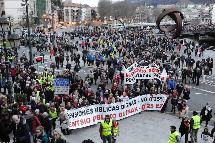 Un año después de la histórica manifestación de los pensionistas, sus reivindicaciones siguen presentes. Miles de ellos han marchado esta tarde por las calles de Bilbao para exigir la subida conforme al IPC y el incremento de las prestaciones mínimas.