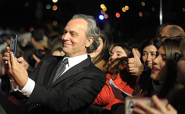 José Coronado cumple con el ritual de los selfis.