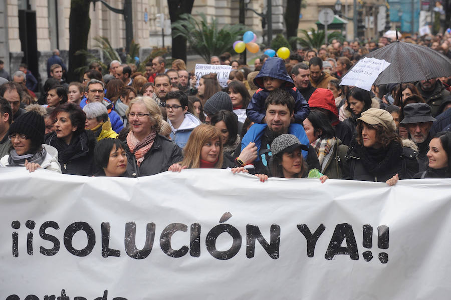 4.000 personas han exigido en Bilbao que no se utilice a los alumnos en el conflicto de la enseñanza concertada. Las AMPAS han realizado una exhibición de fuerza bajo el diluvio en medio de los ocho días de huelga.