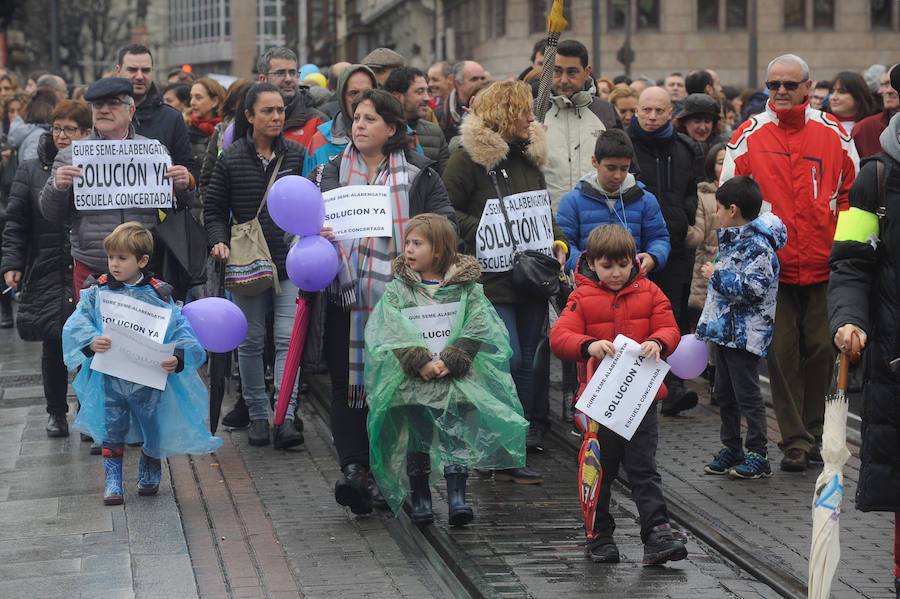 4.000 personas han exigido en Bilbao que no se utilice a los alumnos en el conflicto de la enseñanza concertada. Las AMPAS han realizado una exhibición de fuerza bajo el diluvio en medio de los ocho días de huelga.