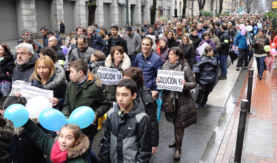 4.000 personas han exigido en Bilbao que no se utilice a los alumnos en el conflicto de la enseñanza concertada. Las AMPAS han realizado una exhibición de fuerza bajo el diluvio en medio de los ocho días de huelga.