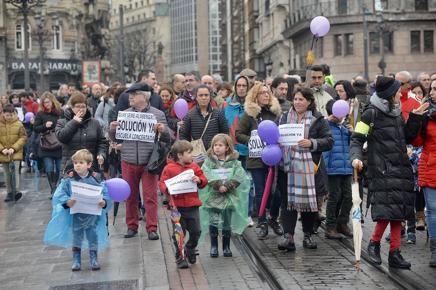 4.000 personas han exigido en Bilbao que no se utilice a los alumnos en el conflicto de la enseñanza concertada. Las AMPAS han realizado una exhibición de fuerza bajo el diluvio en medio de los ocho días de huelga.