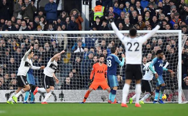 Llorente, en el centro, se lamenta.