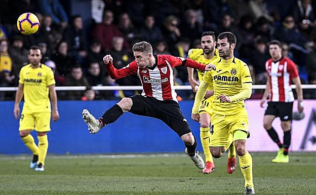 Iker Muniain intenta controlar la pelota ante el centrocampista del Villarreal Trigueros. 