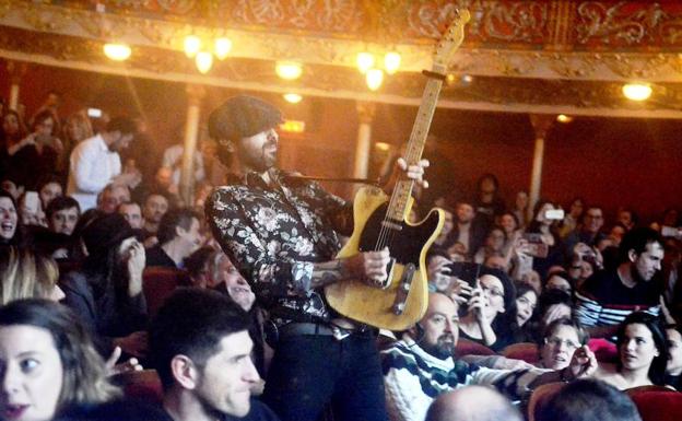 Juancho en el pasillo, tocando 'Contra las cuerdas'.