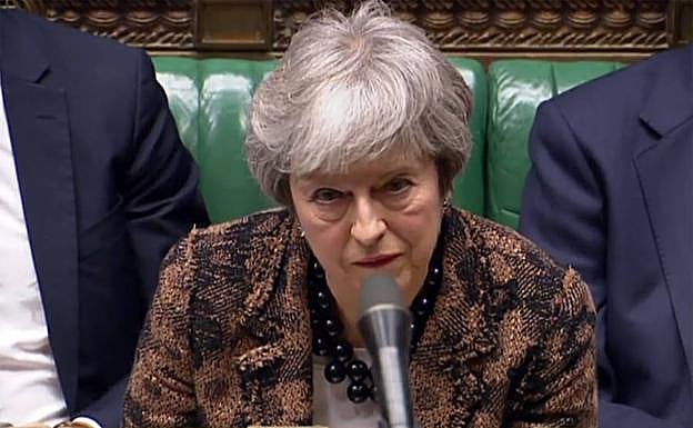 La ministra Theresa May escuchando a la oposición.