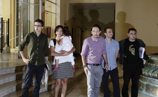 El líder de Podemos, Pablo Iglesias, acompañado por los integrantes del equipo promotor de la formación: Íñigo Errejón, Carolina bescansa, Luis Alegre y Juan Carlos Monedero.