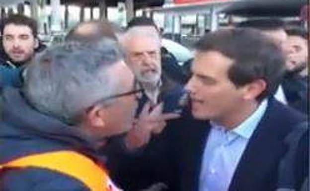 Un momento del vídeo en el que los taxistas arremeten contra Rivera.