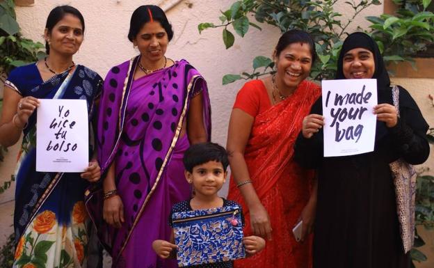 Algunas de las mujeres indias que trabajan para la joven empresa vasca Zocco Handmade.