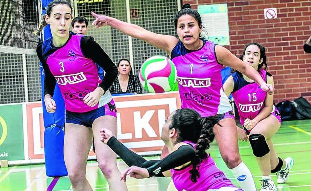 Las jugadoras del Vialki, en una acción defensiva del duelo ante el Ciudad Rivas. 