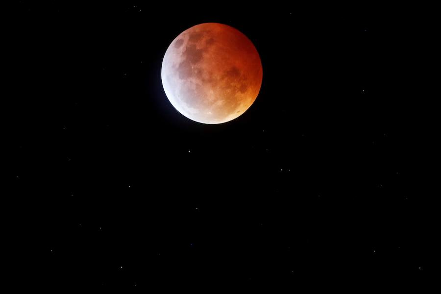 Imagen de la luna desde Mixco, en Guatemala.