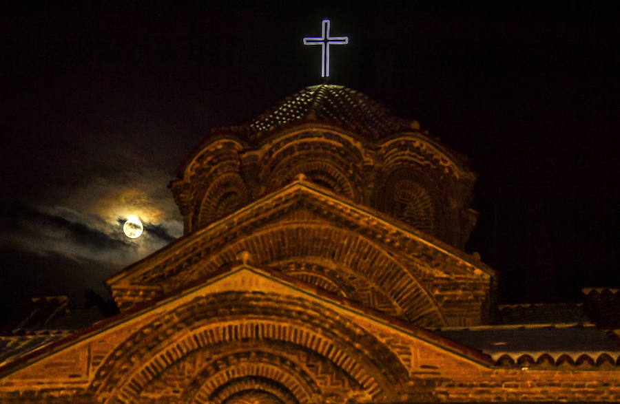 La luna de sangre corona la catedral de Ohrid en Macedonia.