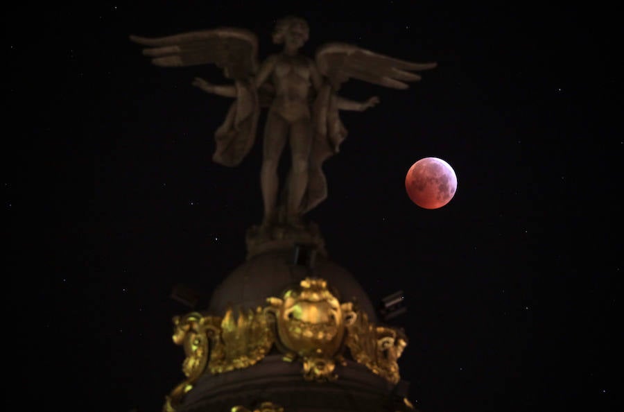 La luna, con el monumento de la Victoria Alada de Madrid.