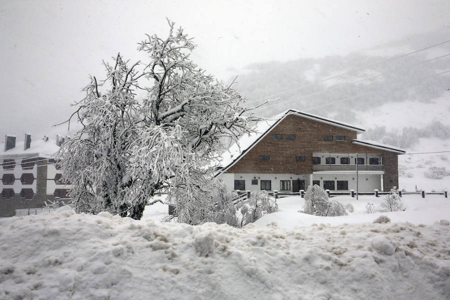 La nieve cubre la estación de esquí de Pajares, Asturias.