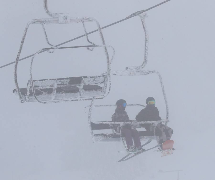 Asturias ha amanecido este martes cubierta de nieve.