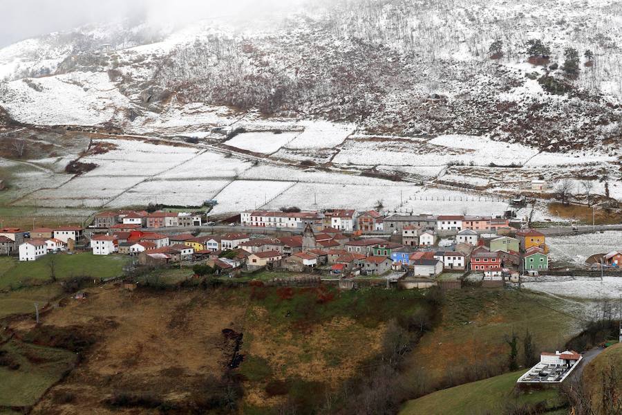 Asturias ha amanecido este martes cubierta de nieve.